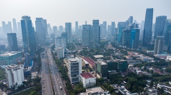 Foto udara pemandangan di Kota Jakarta, Senin (18/9/2023). [Suara.com/Alfian Winanto]