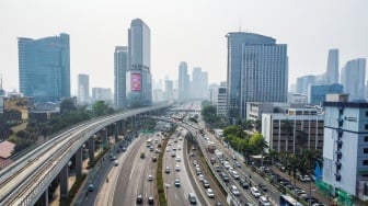 Foto udara pemandangan di Kota Jakarta, Senin (18/9/2023). [Suara.com/Alfian Winanto]