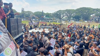 Gegara Aplikator Nakal, Sopir Taksi Online Geruduk Balai Kota Malang