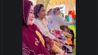 Mirip Toko Emas Berjalan, Aksi Ibu-ibu Bugis Pamer Perhiasan Bikin Netizen Elus Dada