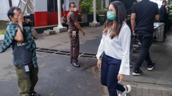 Penyanyi Windy Yunita Bastari Usman atau Windy Idol usai menjalani pemeriksaan di Gedung Merah Putih KPK, Jakarta, Selasa (19/9/2023). [Suara.com/Alfian Winanto]