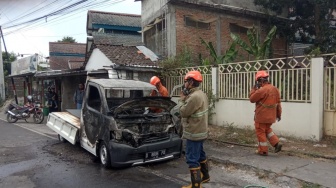Mobil Grandmax Tiba-tiba Terbakar di Pinggir Jalan Sleman, Diduga Akibat Korsleting AC