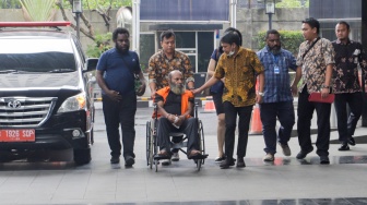 Tersangka mantan Gubernur Papua Lukas Enembe mengenakan kursi roda menjalani pemeriksaan di Gedung Merah Putih KPK, Jakarta, Selasa (19/9/2023). [Suara.com/Alfian Winanto]