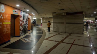 Suasana pertokoan yang tutup di Blok A Pasar Tanah Abang, Jakarta, Selasa (19/9/2023). [Suara.com/Alfian Winanto]