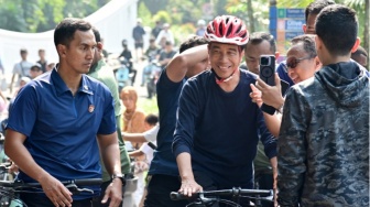 Viral Momen Ibu Cegat Jokowi saat Gowes, Ngadu Kaki Terlindas Paspampres