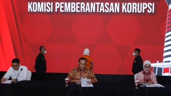 Ketua KPK Firli Bahuri (tengah) menyampaikan keterangan pers dalam konferensi pers pengumuman penahanan tersangka di Gedung Merah Putih KPK, Jakarta, Selasa (19/9/2023). [Suara.com/Alfian Winanto]