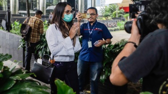 Penyanyi Windy Yunita Bastari Usman atau Windy Idol usai menjalani pemeriksaan di Gedung Merah Putih KPK, Jakarta, Selasa (19/9/2023). [Suara.com/Alfian Winanto]