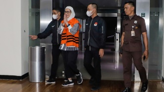 Tersangka mantan Direktur Utama (Dirut) Pertamina Karen Agustiawan (tengah) mengenakan baju tahanan saat dihadirkan dalam konferensi pers pengumuman penahanan tersangka di Gedung Merah Putih KPK, Jakarta, Selasa (19/9/2023). [Suara.com/Alfian Winanto]