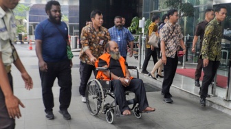 Tersangka mantan Gubernur Papua Lukas Enembe mengenakan kursi roda menjalani pemeriksaan di Gedung Merah Putih KPK, Jakarta, Selasa (19/9/2023). [Suara.com/Alfian Winanto]