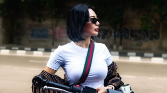 10 Pesona Wika Salim Riding Naik Motor Gede, Gayanya Keren Parah!