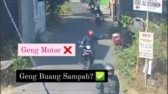 Viral Aksi Sejumlah Pemotor Kompak Buang Sampah Sembarangan di Tuban Terekam CCTV
