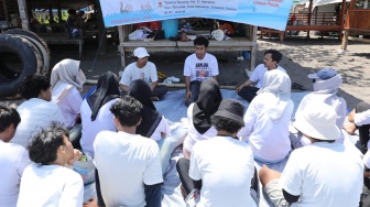 Nelayan di Tanjung Bayang Diedukasi Pemuda Pesisir Makassar Cara Penanganan Limbah Plastik
