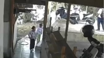 Video Detik-detik Bocah SD di Padang Tewas Tertimpa Dinding Beton saat Berwudhu