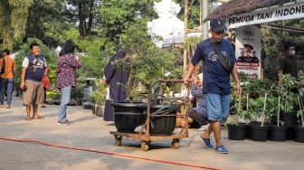 Pengunjung membeli tanaman hias saat Pameran Flona 2023 di Lapangan Banteng, Jakarta, Rabu (20/9/2023). [Suara.com/Alfian Winanto]