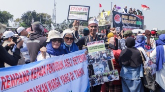 Massa dari PA 212 dan FPI saat menggelar Aksi Bela Rempang di Patung Kuda, Jakarta, Rabu (20/9/2023). [Suara.com/Alfian Winanto]