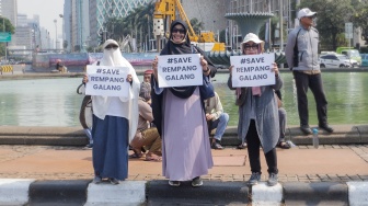 Massa dari PA 212 dan FPI saat menggelar Aksi Bela Rempang di Patung Kuda, Jakarta, Rabu (20/9/2023). [Suara.com/Alfian Winanto]