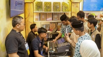 Pengunjung memilih buku saat acara Islamic Book Fair 2023 di Istora Senayan, Jakarta, Kamis (21/9/2023). [Suara.com/Alfian Winanto]