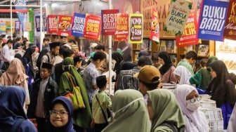 Pengunjung memilih buku saat acara Islamic Book Fair 2023 di Istora Senayan, Jakarta, Kamis (21/9/2023). [Suara.com/Alfian Winanto]