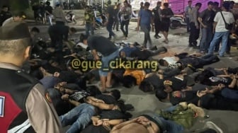 Bentrok Ormas di Depan Polsek Setu Bekasi, Ratusan Orang Ditangkap, Diduga Jatuh Korban