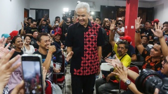 Bacapres PDI Perjuangan Ganjar Pranowo (tengah) saat berkunjung ke Graha Pena 98, Jakarta, Kamis (21/9/2023). [Suara.com/Alfian Winanto]