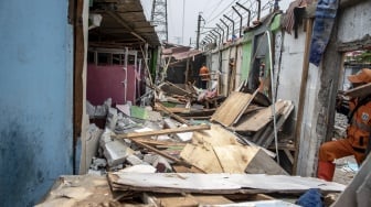 Warga di antara bangunan yang dibongkar petugas Pemprov DKI Jakarta di Gang Royal, Penjaringan, Jakarta Utara, Kamis (21/9/2023). Tempat tersebut sebelumnya dijadikan praktik prostitusi. [ANTARA FOTO/Muhammad Adimaja].