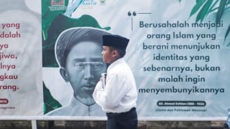 Pengunjung melintas saat Islamic Book Fair 2023 di Istora Senayan, Jakarta, Kamis (21/9/2023). [Suara.com/Alfian Winanto]