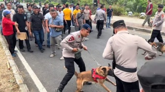 Detik-detik Anjing Polisi Gigit Komandan Polisi di Depan Demonstran