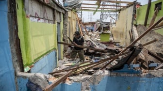 Warga di antara bangunan yang dibongkar petugas Pemprov DKI Jakarta di Gang Royal, Penjaringan, Jakarta Utara, Kamis (21/9/2023). Tempat tersebut sebelumnya dijadikan praktik prostitusi. [ANTARA FOTO/Muhammad Adimaja].