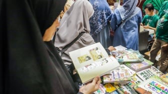 Pengunjung memilih buku saat acara Islamic Book Fair 2023 di Istora Senayan, Jakarta, Kamis (21/9/2023). [Suara.com/Alfian Winanto]