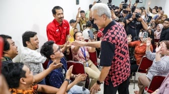 Bacapres PDI Perjuangan Ganjar Pranowo (tengah) saat berkunjung ke Graha Pena 98, Jakarta, Kamis (21/9/2023). [Suara.com/Alfian Winanto]