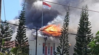 Polda Gorontalo Klaim 10 Anggota Polisi Terluka Saat Pengamanan Unjuk Rasa Berujung Pembakaran Kantor Bupati Pohuwato