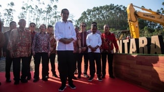 Presiden Joko Widodo (keenam kiri) didampingi Menteri Investasi/Kepala BKPB Bahlil Lahadalia (kedua kanan) dan para pimpinan konsorsium pengusaha Indonesia bersiap menyampaikan keterangan pers seusai peletakan batu pertama Hotel Nusantara di Kawasan IKN, Penajam Paser Utara, Kalimantan Timur, Kamis (21/9/2023). [ANTARA FOTO/Sigid Kurniawan/rwa]