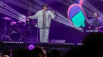 Penyanyi Rizky Febian saat tampil menghibur penonton di Konser Pestapora 2023 di Jiexpo Kemayoran, Jakarta, Jumat (22/9/2023). [Suara.com/Alfian Winanto]