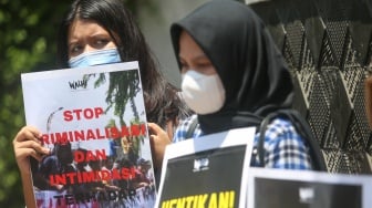 Aktivis Wahana Lingkungan Hidup (Walhi) bersama warga Nagari Air Bangis melakukan aksi unjuk rasa di depan kantor Kemenko Marves, Jakarta, Jumat ,(22/9/2023). [Suara.com/Alfian Winanto]
