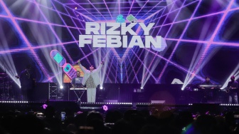 Penyanyi Rizky Febian saat tampil menghibur penonton di Konser Pestapora 2023 di Jiexpo Kemayoran, Jakarta, Jumat (22/9/2023). [Suara.com/Alfian Winanto]