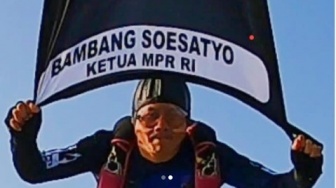 Cara Prajurit TNI Beri Selamat Ultah ke Bamsoet, Lompat dari Pesawat Bawa Bendera Besar