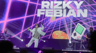 Penyanyi Rizky Febian saat tampil menghibur penonton di Konser Pestapora 2023 di Jiexpo Kemayoran, Jakarta, Jumat (22/9/2023). [Suara.com/Alfian Winanto]