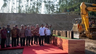 Presiden Joko Widodo (keempat kanan) didampingi Menteri Investasi/Kepala BKPB Bahlil Lahadalia (kedua kanan), Kepala Otorita Ibu Kota Nusantara (IKN) Bambang Susantono (kanan) dan para pimpinan konsorsium pengusaha Indonesia meninjau alat berat dalam peletakan batu pertama Hotel Nusantara di Kawasan IKN, Penajam Paser Utara, Kalimantan Timur, Kamis (21/9/2023). [ANTARA FOTO/Sigid Kurniawan/rwa]