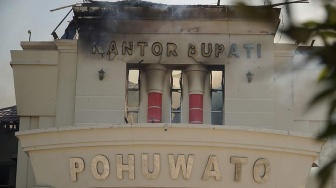 Dulu Dibangun Dengan Anggaran Rp 12 Miliar, Kini Kantor Bupati Pohuwato Ludes Terbakar