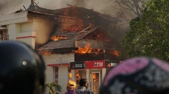 Api membakar Kantor Bupati di Kabupaten Pohuwato, Gorontalo, Kamis (21/9/2023). [ANTARA FOTO/Mohammad Halid/aws/rwa]