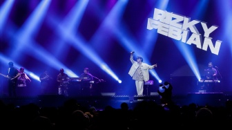 Penyanyi Rizky Febian saat tampil menghibur penonton di Konser Pestapora 2023 di Jiexpo Kemayoran, Jakarta, Jumat (22/9/2023). [Suara.com/Alfian Winanto]