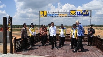 Presiden Joko Widodo (kelima kiri) didampingi Kepala Otorita IKN Bambang Susantono (keempat kiri), Menteri PUPR Basuki Hadimuljono (keempat kanan) beserta jajaran meninjau Bendungan Sepaku Semoi di Kabupaten Penajam Paser Utara, Provinsi Kalimantan Timur, Kamis (21/9/2023). [ANTARA FOTO/Sigid Kurniawan/rwa]