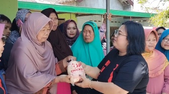 Relawan Bolone Mase Masif Turun ke Lapangan, Kali Ini Bagikan Daging Ayam di Sukoharjo