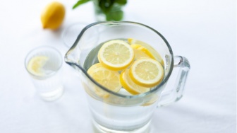 3 Manfaat Menakjubkan dari Kebiasaan Minum Air Lemon, Bikin Awet Muda!