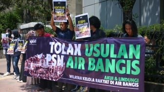 Aktivis Wahana Lingkungan Hidup (Walhi) bersama warga Nagari Air Bangis melakukan aksi unjuk rasa di depan kantor Kemenko Marves, Jakarta, Jumat ,(22/9/2023). [Suara.com/Alfian Winanto]
