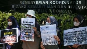 Aktivis Wahana Lingkungan Hidup (Walhi) bersama warga Nagari Air Bangis melakukan aksi unjuk rasa di depan kantor Kemenko Marves, Jakarta, Jumat ,(22/9/2023). [Suara.com/Alfian Winanto]
