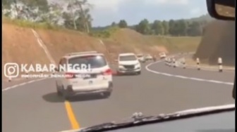 Viral Pengendara Mobil Melaju Secara Zig-zag di Jalan Raya, Bikin Was-was
