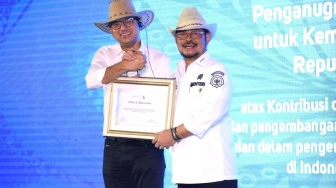 Indonesia Dinilai Berhasil Perkuat Sektor Kesehatan Hewan dan Sistem Pangan, FAO dan WOAH Serahkan Penghargaan