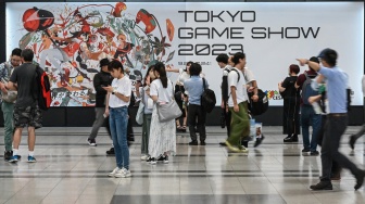 Pengunjung saat menghadiri gelaran Tokyo Game Show 2023 di Makuhari Messe, Prefektur Chiba, Jepang, Kamis (21/9/2023). [Richard A. Brooks / AFP]