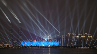 Suasana pertunjukan laser saat upacara pembukaan Asian Games ke-19 tahun 2022 di Hangzhou, Zhejiang, China, Sabtu (23/9/2023). [ANTARA FOTO/M Risyal Hidayat/aww]